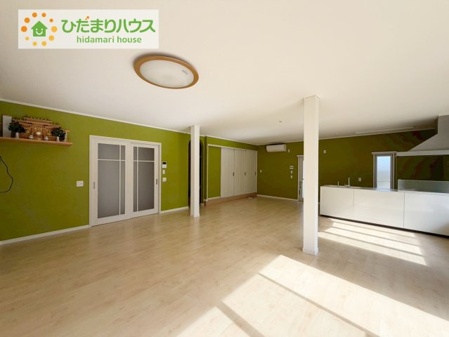 いわき市平下荒川字久世原　中古戸建　の居間・リビング|お子様が元気に遊べる広々としたリビングです。