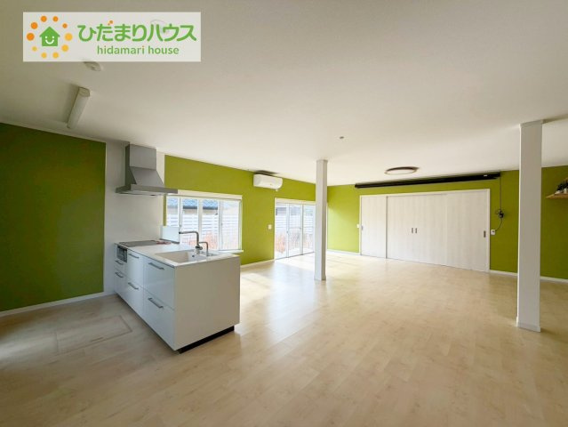 いわき市平下荒川字久世原　中古戸建　の居間・リビング|家族だんらんで、笑顔のたえない時間も増えそうな広々としたLDKが魅力です(^^)/窓も多くて明るい空間でくつろげます。