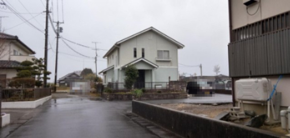 いわき市錦町花ノ井　中古戸建の前面道路含む現地写真|カースペース２台ＯＫ！前面道路も幅が広いため車庫入れも安心です(^^)/