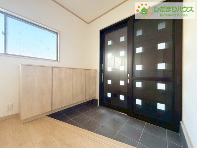 いわき市平赤井字不動堂　中古戸建　の玄関|靴で溢れかえっていた玄関も、大きなシューズボックスと、玄関横のクロークでスッキリ解決！玄関は「その家の顔」とお考えの方にオススメの広さです。