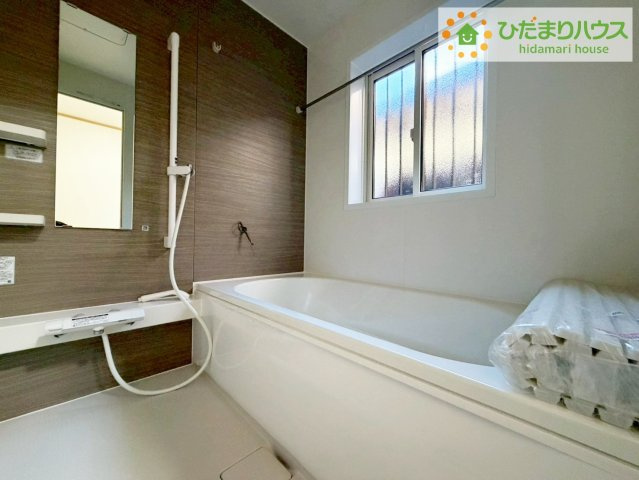 いわき市平赤井字不動堂　中古戸建　の浴室|浴室には窓があり、換気が良好です。リラックスできるバスタイムを楽しむことができ、心地よい空間を提供します。