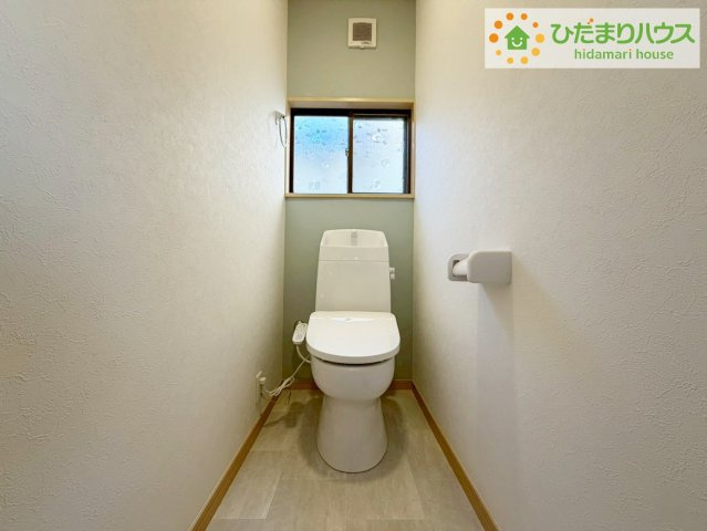 いわき市平赤井字不動堂　中古戸建　のトイレ|浴室には窓があり、換気が良好です。リラックスできるバスタイムを楽しむことができ、心地よい空間を提供します。