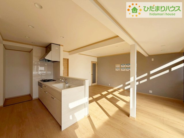 いわき市平赤井字不動堂　中古戸建　の居間・リビング|ホワイトを基調としたLDKは、明るく上品な心地よさを演出してくれます。空間に広がりをもたらし、より一層広く感じさせてくれます。