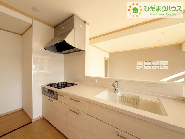 いわき市平赤井字不動堂　中古戸建　のキッチン|カウンターは少し高くなってますので、手元が隠れて来客からは見えにくくなってます♪