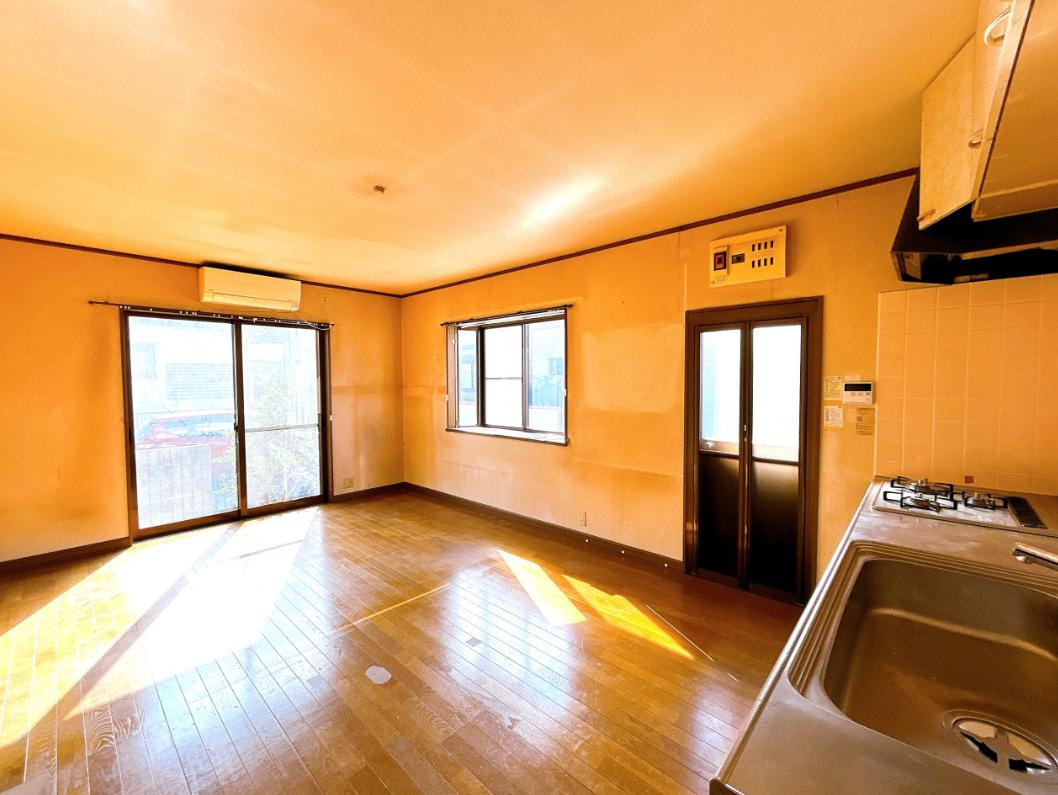 いわき市常磐湯本町宝海　中古戸建　の居間・リビング|お子様が元気に遊べる広々としたリビングです。