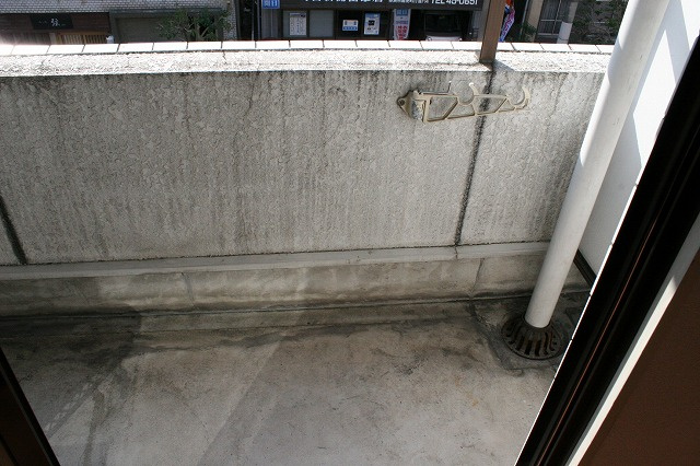 エクセレント河のバルコニー|外からの目が気にならないバルコニーで洗濯物が干せます