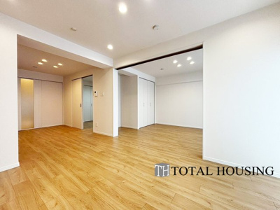 【居間・リビング】 | ライオンズマンション24軒第1 | LDKと洋室の間の扉を開けることで、開放感あふれる空間に！
どちらの居室にも大きな窓がある為、リビング全体が明るい陽光に包まれます。