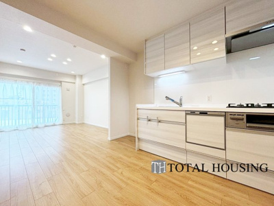 【居間・リビング】 | ライオンズマンション24軒第1 | 室内にいても、たっぷりの陽光と爽やかな風を感じて頂ける、開放感あふれるリビングです。
ご家族と穏やかに過ごす、心地の良い時間が流れます。