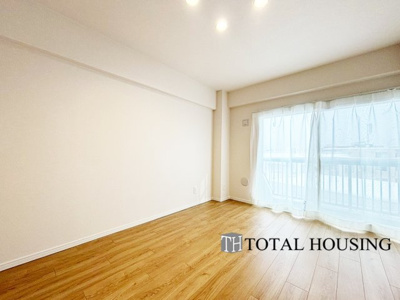 【洋室】 | ライオンズマンション24軒第1 | 洋室　約6.7帖
開放的なバルコニー直結のお部屋です。大きな窓はお日様の光をたっぷり取り込み、明るく癒されるプライベートルームになりそうです。