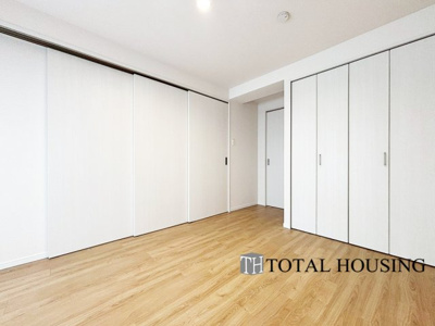 【洋室】 | ライオンズマンション24軒第1 | 洋室　約6.7帖
LDKと隣接した洋室はリビングから目が届く場所なので、お子様の遊び部屋・お昼寝スペースとして使うのもオススメです♪