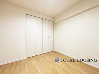 【洋室】 | ライオンズマンション24軒第1 | 洋室　約4.5帖
家族一人ひとりの大切なプライベート空間。趣味に合わせて使って頂けるようシンプルに仕上げてあります。暮らし心地を大きく左右する収納を、適材適所に配置し使い勝手を考慮しました。