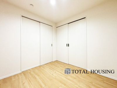 【洋室】 | ライオンズマンション24軒第1 | 洋室　約4.5帖
家族構成やライフスタイルに合わせて、多目的にお使いいただけます。優しい色合いの木目調のフローリングが空間にアクセントをもたらしお洒落な室内です。