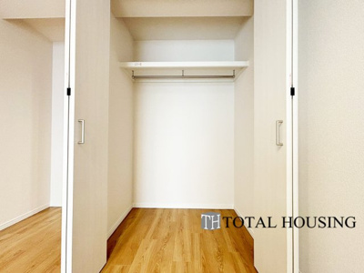 【収納】 | ライオンズマンション24軒第1 | 収納力が豊富な大型クローゼット。普段着やスーツはもちろんのこと、コート類などもしっかり掛けられます。奥行きもあるので、収納ボックスをそのままクローゼットの中へ。部屋にものが出ずスッキリしますね。