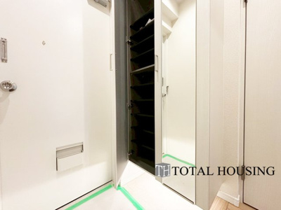 【玄関】 | ライオンズマンション24軒第1 | 出勤前の身支度チェックに欠かせない姿見を玄関に備え付けました。気持ちの良い一日の始まりは笑顔でスタート！