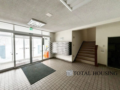 【エントランス】 | ライオンズマンション24軒第1 | 落ち着いた雰囲気のロビーで、住む人に心地よいひとときを提供します。集合ポストが設けられています。