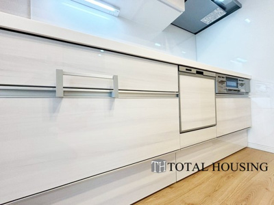 【キッチン】 | ライオンズマンション24軒第1 | LDKを広く使え、料理に集中することができる壁付けタイプのキッチンです。上下に収納が設けられ、調理用品や食器類をすっきりと収納できます◎