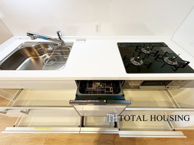 【キッチン】 | ライオンズマンション24軒第1 | 食器洗乾燥機付きで家族の食器もピカピカ。後片付けもラクラクこなせて、日々の生活には欠かせない便利設備。環境にもママの手にも優しいのがうれしいですね。