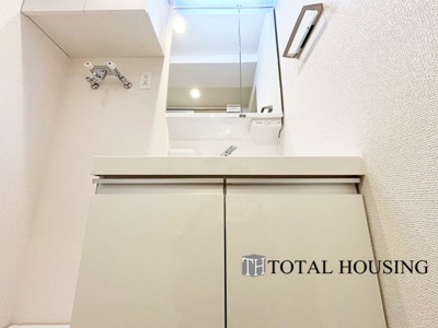 【独立洗面台】 | ライオンズマンション24軒第1 | スッキリとした見た目の洗面化粧台。嵩張る小物類の収納は勿論、日用品の買い置きもしっかりと収納出来ます！