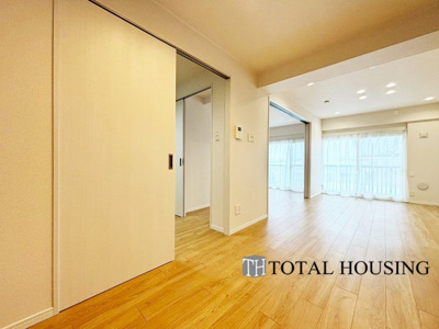 【居間・リビング】 | ライオンズマンション24軒第1 | 大きな窓辺からの日差しが暖かい室内は、自然と住まう人の気分も明るくなり、リビングでの素敵なワンシーンが演出されます♪