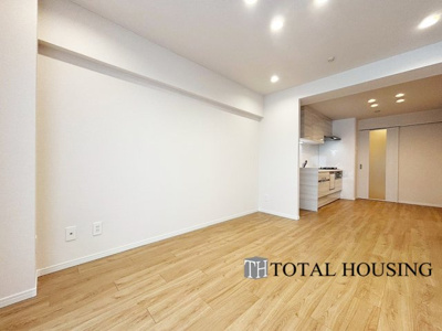 【居間・リビング】 | ライオンズマンション24軒第1 | 柔らかな色合いのフローリングと清潔感の溢れるクロスが明るい空間を創り出しているリビングダイニング。憩いの場に相応しく、ここで楽しむ家族の時間が絆をより深めてくれそうです。