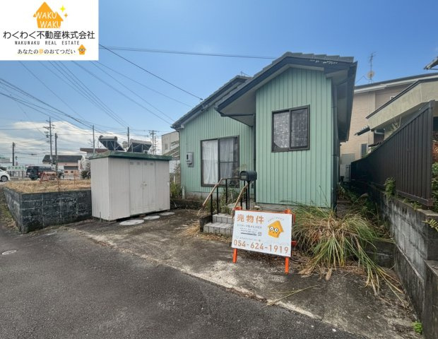 中古 戸建ての前面道路含む現地写真