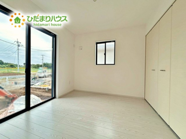 【洋室】 | 石岡市茨城1期　新築戸建　2号棟 | 白い壁の洋室は、太陽の光だけでも十分明るく感じられますね