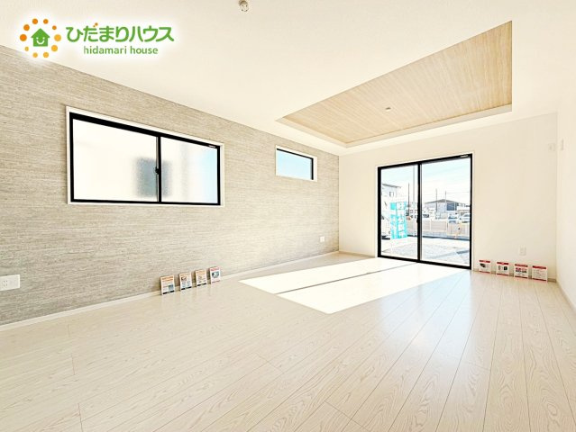 【居間・リビング】 | 石岡市茨城1期　新築戸建　2号棟 | 大きな窓が心地よい、リビング。家全体を見渡せるので、自然と家族の会話も弾みそう。