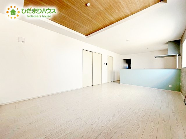 【居間・リビング】 | 石岡市茨城1期　新築戸建　2号棟 | リビングは広々です。家族の団欒の場として家庭を包みます。家具を置いてもゆとりのあるスペースはお子様が大きく成長されても自由の利く大きさです。