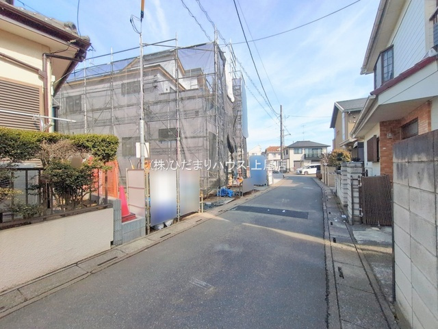 蓮田市馬込2丁目　新築戸建　ブルーミング01の前面道路含む現地写真