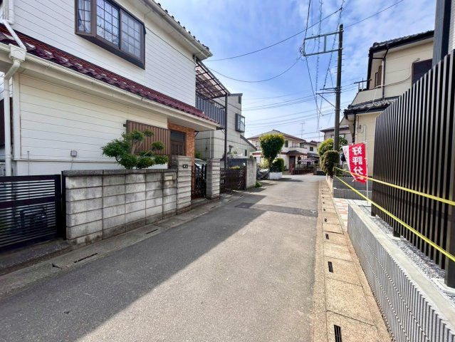 蓮田市馬込2丁目　新築戸建　ブルーミング01の前面道路含む現地写真
