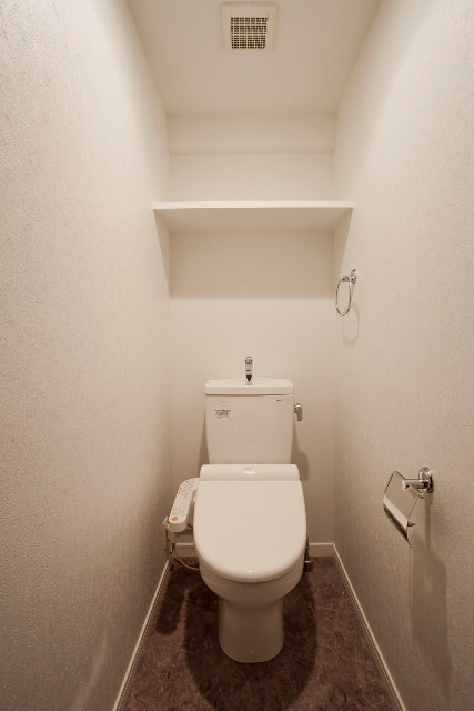 新品家具付きマンション西中洲12A(KaGood福岡)のトイレ|ゆったりとした空間のトイレです