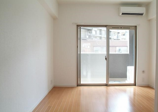 新品家具付きマンション博多駅南10(KaGood福岡)の居間・リビング|ゆったり過ごせるリビングです