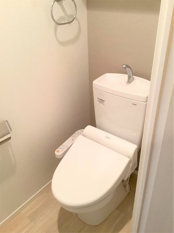 新品家具付きマンション美野島16(KaGood福岡)のトイレ|ゆったりとした空間のトイレです