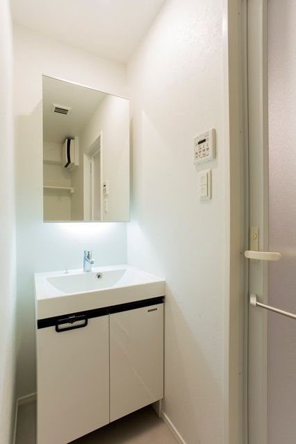 新品家具付きマンション築港本町8(KaGood福岡)の洗面所|ゆったりとスペースのある洗面所