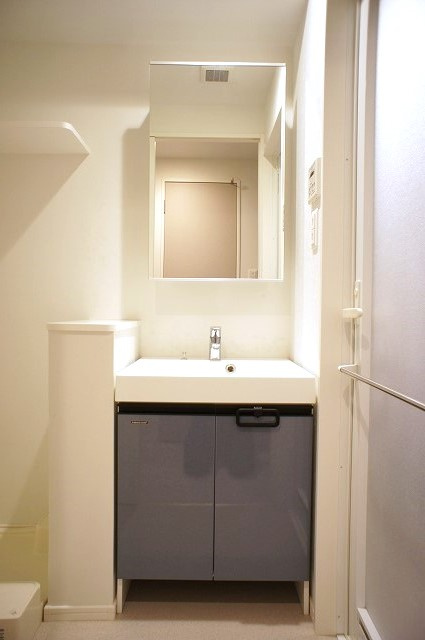 新品家具付きマンション築港本町10(KaGood福岡)の洗面所|明るい洗面所です