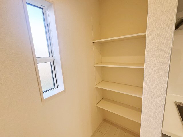 新築戸建・新築建売　福島市下鳥渡新町　鳥川小・信夫中の収納|食品や日用品、調理家電までまとめて収納でき、キッチン周りをすっきり保てる便利なパントリーです♪