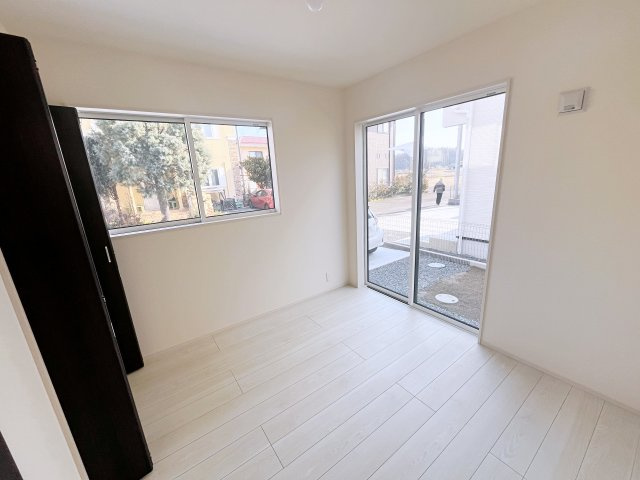 新築戸建・新築建売　福島市下鳥渡新町　鳥川小・信夫中の洋室|ホワイトベースの爽やかな洋室！2面採光で日差しがしっかり入り、朝もすっきり目覚められます♪