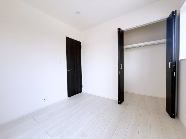 新築戸建・新築建売　福島市下鳥渡新町　鳥川小・信夫中の洋室|ハンガーパイプもついているので干した洗濯物をそのままかけることができる！