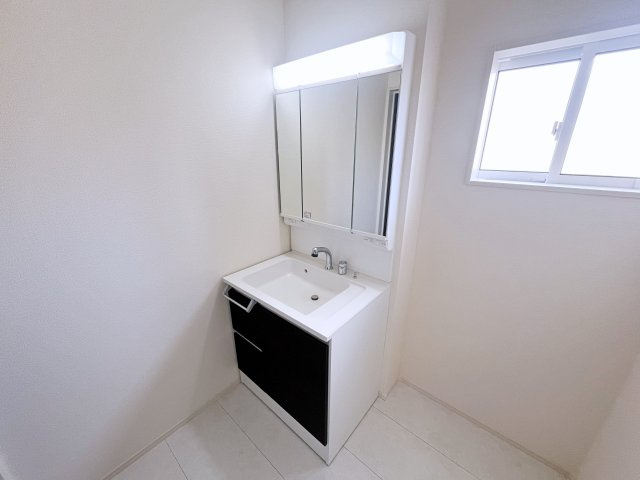 新築戸建・新築建売　福島市下鳥渡新町　鳥川小・信夫中の独立洗面台|三面鏡タイプの独立洗面台で、身だしなみチェックも収納力も◎洗面まわりもすっきり清潔に保てます！