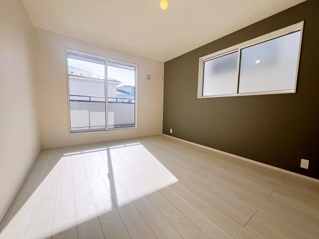 新築戸建・新築建売　福島市下鳥渡新町　鳥川小・信夫中の洋室|2面採光で明るい洋室です！ホワイト基調の爽やか空間からインナーバルコニーにも出られます♪