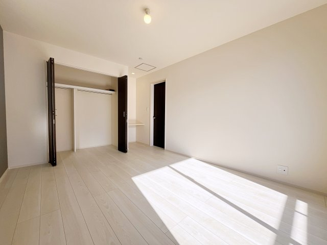 新築戸建・新築建売　福島市下鳥渡新町　鳥川小・信夫中の洋室|ナチュラルな光が差し込む2面採光の洋室です！ホワイト基調で清楚感たっぷり♪