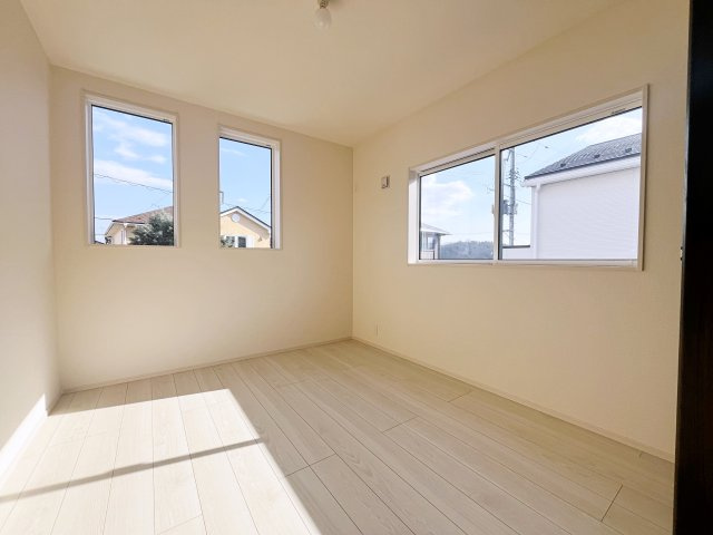 新築戸建・新築建売　福島市下鳥渡新町　鳥川小・信夫中の洋室|白を基調とした内装は空間を広く見せナチュラルで洗練された印象を与えます♪