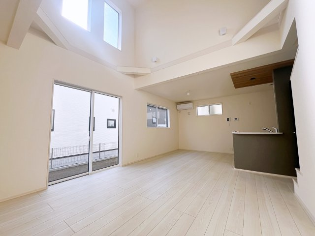 新築戸建・新築建売　福島市下鳥渡新町　鳥川小・信夫中の居間・リビング|ダイニングには大きな窓があり明るい陽射しが差し込む開放的で心地よい空間です！