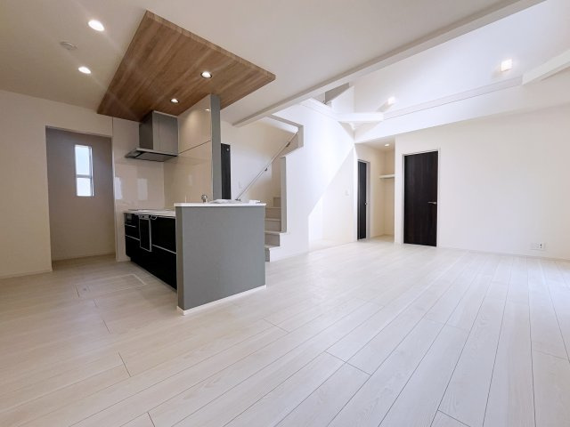 新築戸建・新築建売　福島市下鳥渡新町　鳥川小・信夫中の居間・リビング|リビング吹抜で開放感がプラスされ、採光もより入り日中でも明るい空間になります♪