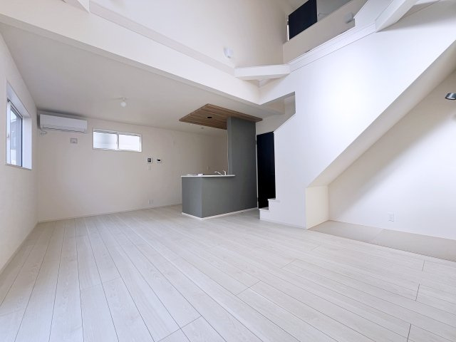 新築戸建・新築建売　福島市下鳥渡新町　鳥川小・信夫中の居間・リビング|20帖のLDKがより広く感じられる吹抜のある間取りです♪