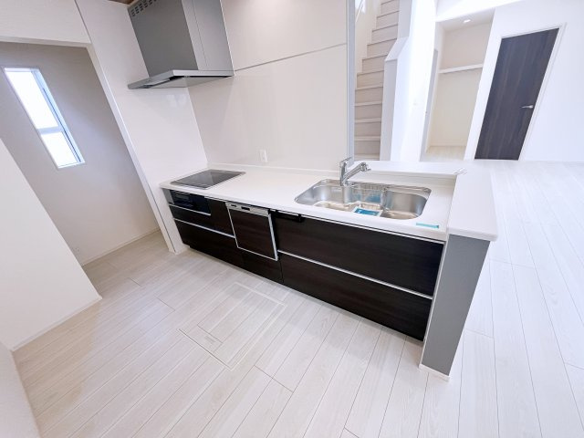 新築戸建・新築建売　福島市下鳥渡新町　鳥川小・信夫中のキッチン|3口コンロなのでご飯を作りながらお弁当のおかずも作れて便利！