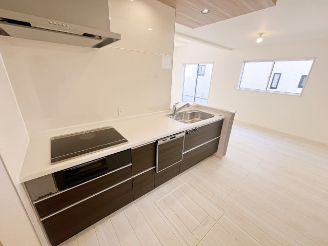 新築戸建・新築建売　福島市下鳥渡新町　鳥川小・信夫中のキッチン|食器洗乾燥機付きのキッチンで家事の時短と快適な生活を実現できます！