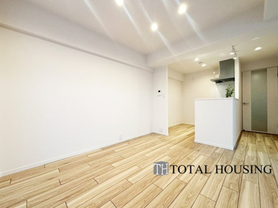 【居間・リビング】 | ファミール月寒 | 柔らかな色合いのフローリングと清潔感の溢れるクロスが明るい空間を創り出しているリビングダイニング。憩いの場に相応しく、ここで楽しむ家族の時間が絆をより深めてくれそうです。