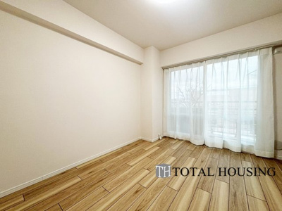 【洋室】 | ファミール月寒 | 洋室　約6.0帖
南向きのバルコニーから自然光と心地の良い風が届く洋室です。LDKに隣接しており、引き戸を開放して一体利用も可能です。