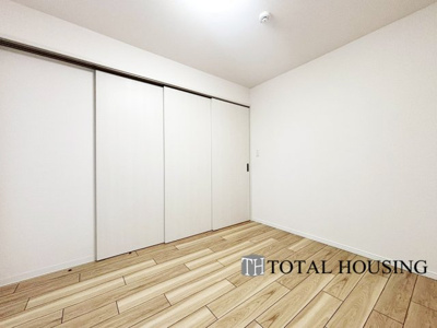 【洋室】 | ファミール月寒 | 洋室　約6.0帖
家族構成やライフスタイルに合わせて、多目的にお使いいただけます。優しい色合いの木目調のフローリングが空間にアクセントをもたらしお洒落な室内です。